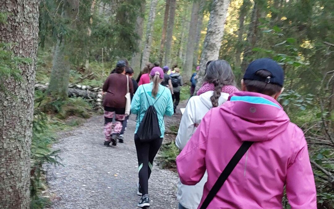HMN: Helsingin Maanpuolustusnaiset Paloheinässä, suunnistuskurssilla