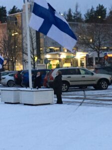 Itsenäisyyspäivän lipunnostolla Tapiolassa 2024