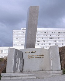 Helsingin MN: Kukkaseppeleen lasku Sodanajan naisen muistomerkillä 27.4.2025