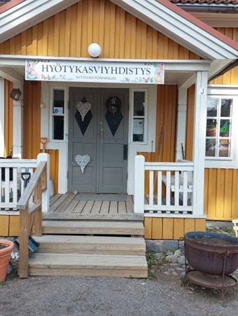 Helsingin MN: pussitustalkoissa Hyötykasviyhdistyksen tiloissa, Annalan puutarhassa