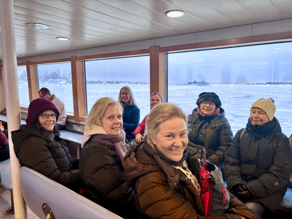 Espoon Maanpuolustusnaisia matkalla Suomenlinnaan