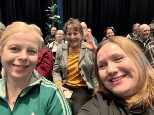Outi Joutseno (keskellä), Maria Pernu ja Nina Lundahl edustamassa Naisten Valmiusliittoa ja Maanpuolustusnaisia tilaisuudessa.