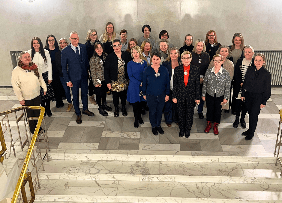 Espoon MN: Kokonaisturvallisuutta, varautumista ja poliittisen työn arkea – vierailu eduskunnassa 25.2.26