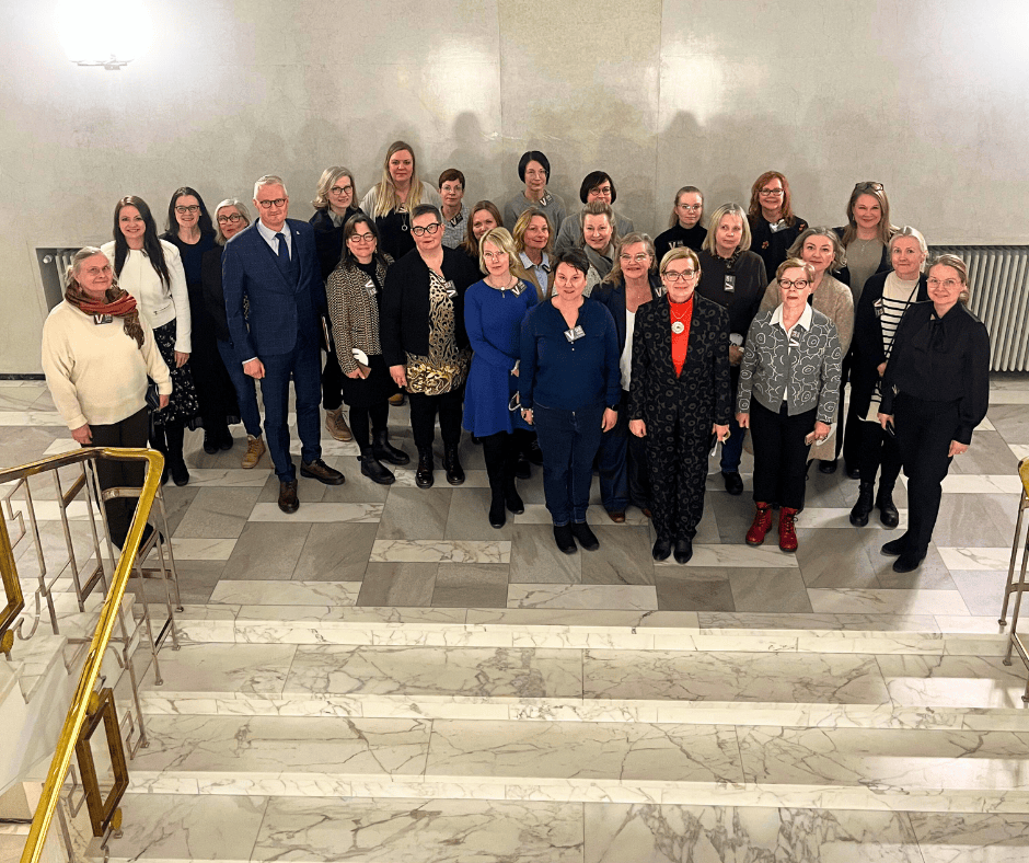 Espoon MNL eduskuntatalon vierailulla. Paula Risikko ja Jarno Limnell kuvassa mukana.