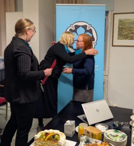Mervi Hännikäisen ja pronssinen ansiomitali.
