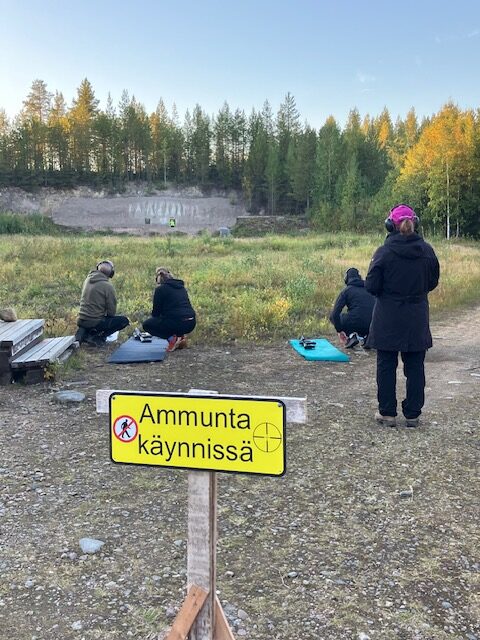 Naiset tutustuivat kivääri- ja pistooliammuntaan Kemijärvellä