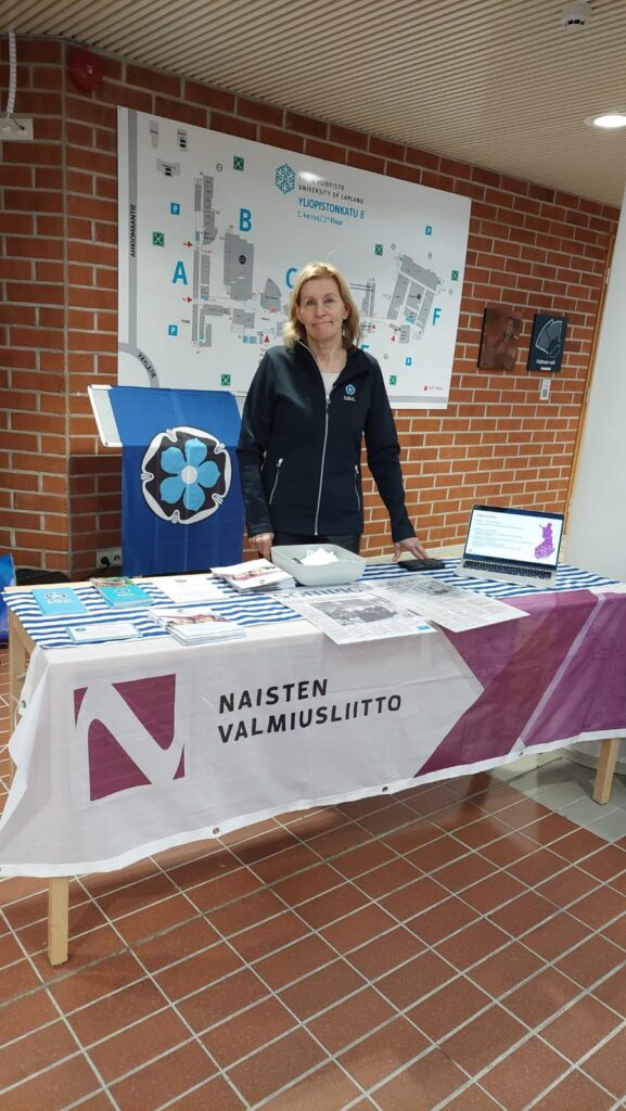 Naisten valmiusliiton esittelypöytä Lapin yliopiston minimessuilla 5.2.2026