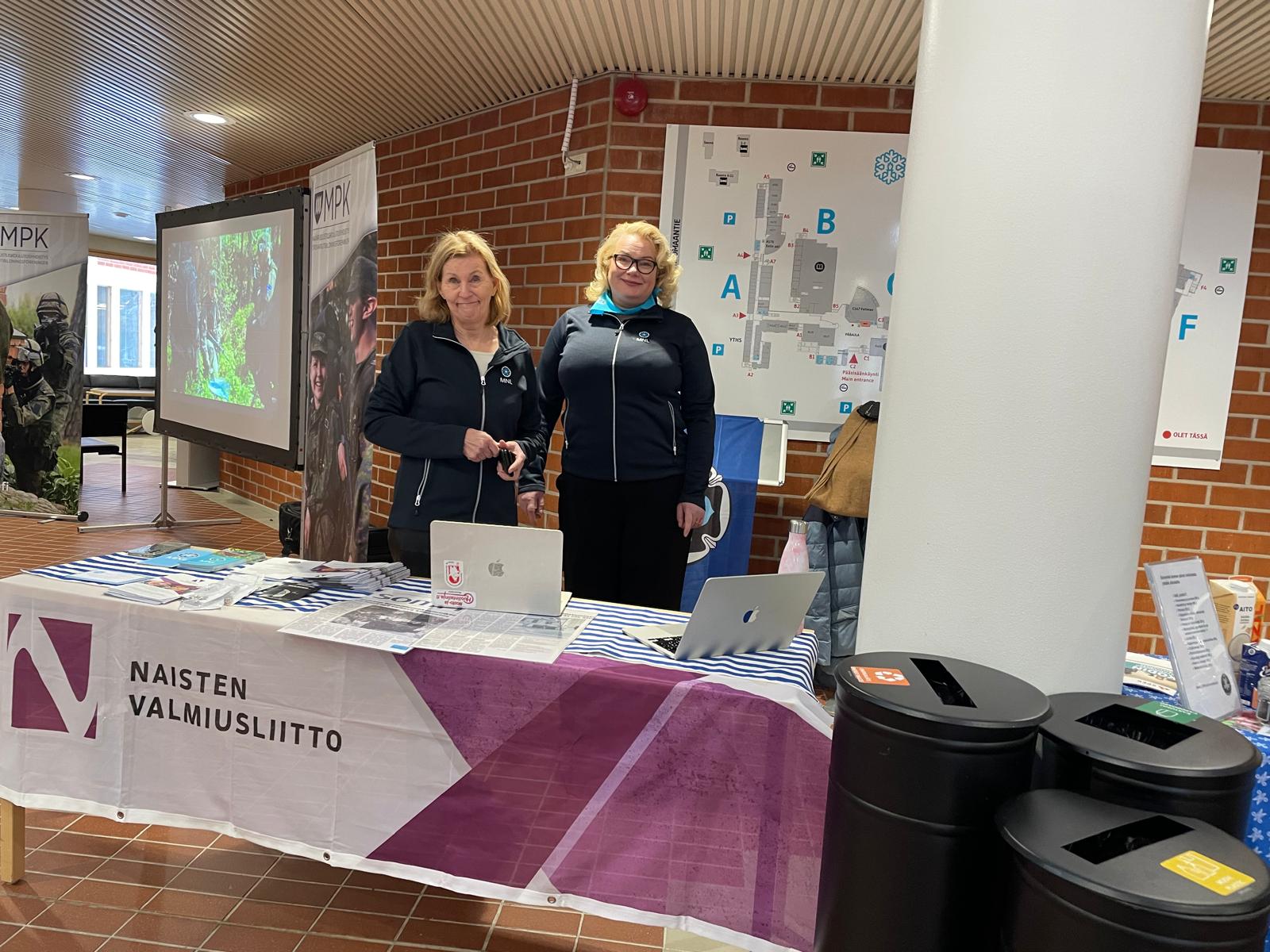 Naisten valmiusliiton esittelypöytä Lapin yliopiston aulassa varautumispäivän minimessuilla 5.2.2026 Naisten valmiusliiton esittelypöytä Lapin yliopiston aulassa varautumispäivän minimessuilla 5.2.2026