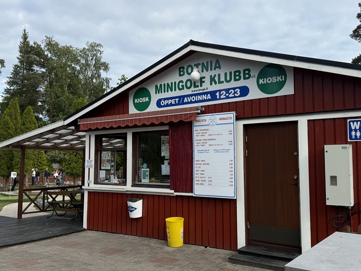 Upeat puitteet ja hauska kisa Botnia Minigolfilla