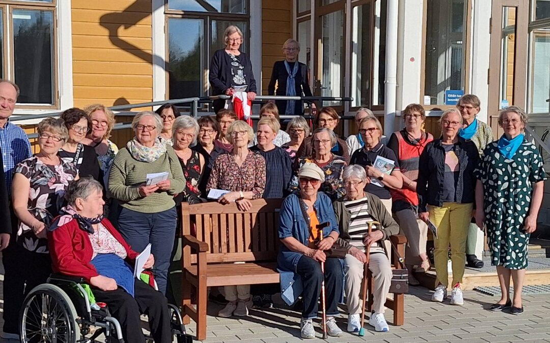 Yhteislaulua kesäisessä illassa