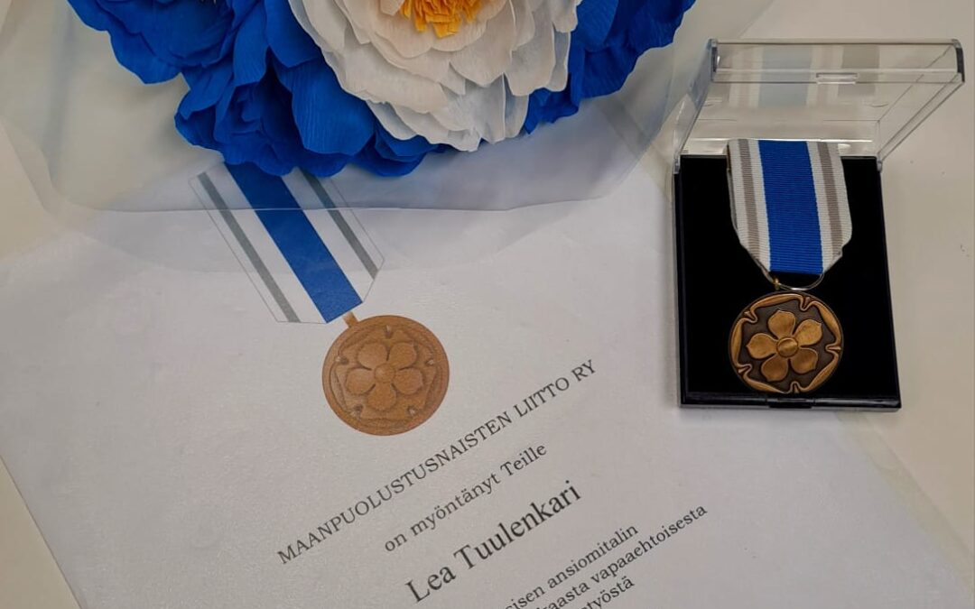 Pronssinen ansiomitali Lea Tuulenkarille Kajaanin maanpuolustusnaisiin