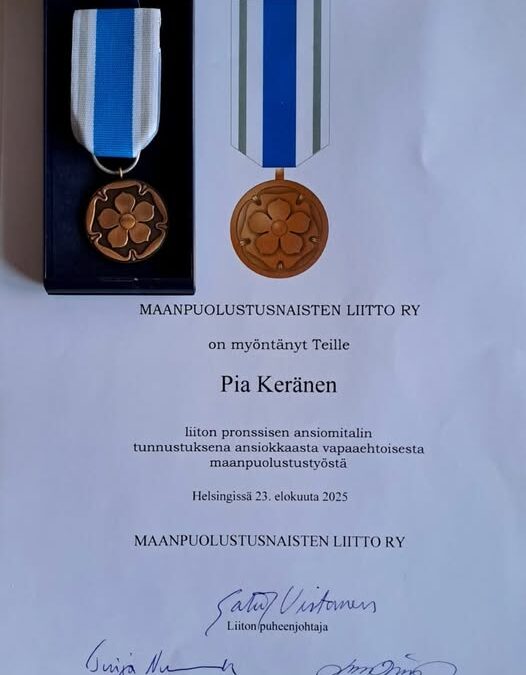 Maanpuolustusnaisten liiton pronssinen ansiomitali Pia Keräselle